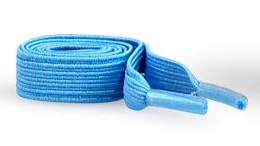 Et par snoede klare blå skosnørrebånd med plastiktupper på en hvid baggrund.
