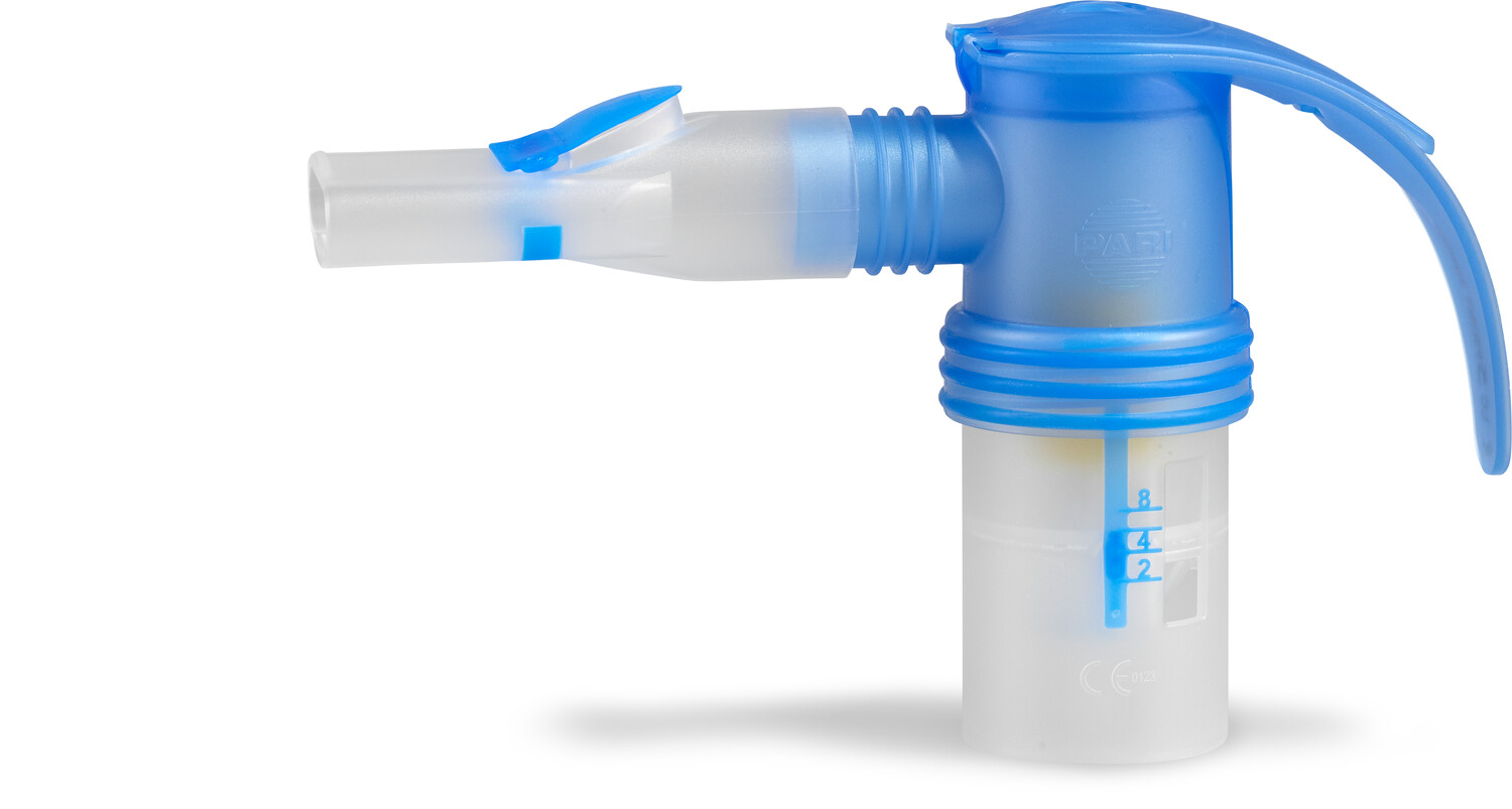 Plastik nebulisator medicinkop med blå accenter og graderede målemarkeringer på en hvid baggrund.