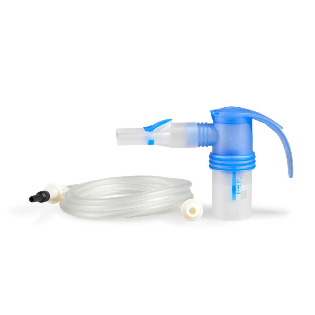 Et nebulisatorsæt med et blåt mundstykke, en klar medicinkop og tilsluttet transparent slange.