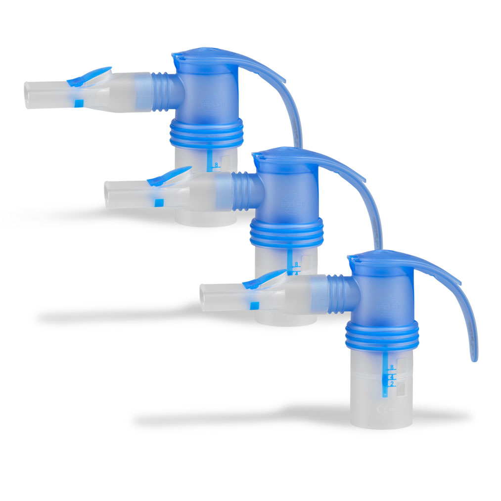 Tre blå og hvide nebulisator-medicinske inhalatorvedhæng er justeret diagonalt på en hvid baggrund.