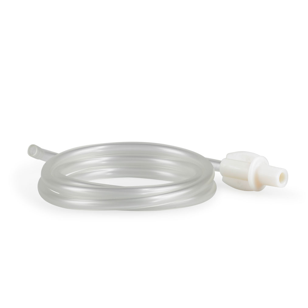 Klar coiled medicinsk slange med en hvid plastikforbindelse i den ene ende, placeret på en hvid baggrund.