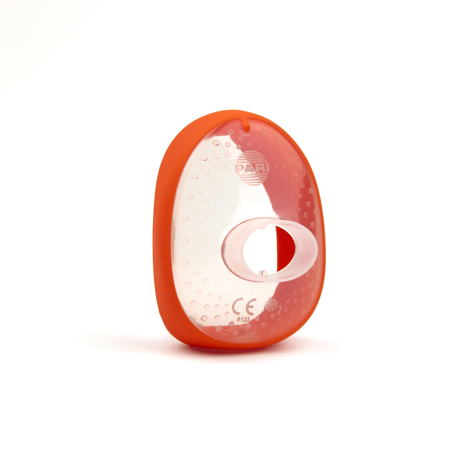 Transparent plastmaske med en orange kant, oval form, stående oprejst på en hvid baggrund.