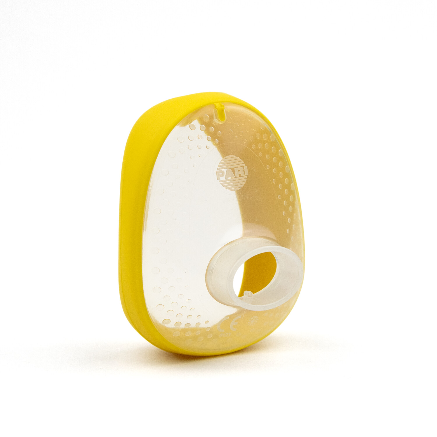 Klar plastisk ansigtsmaske med gul kant, brugt til medicinske inhalatorer eller forstøvere, på hvid baggrund.