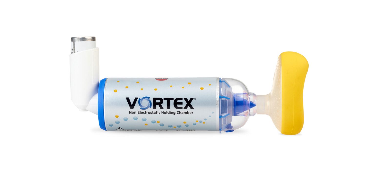 Vortex ikke-elektrostatisk holdkammer med inhalator og gul maske, brugt til astmabehandling.