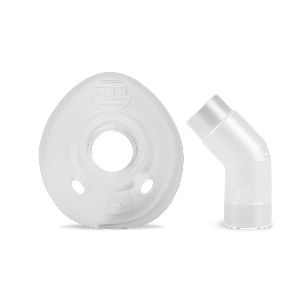 Gennemsigtig medicinsk maske og vinklet forbindelsesstykke på hvid baggrund.
