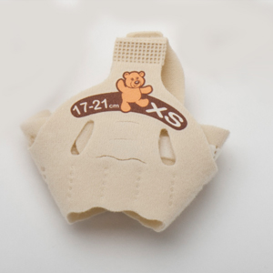 Beige barnmedicinskt armband märkt "17-21 cm XS" med en björnillustration på.