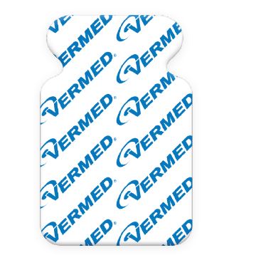 Hvid elektrodeplaster med blå "VERMED" tekst gentaget diagonalt over hele fladen.