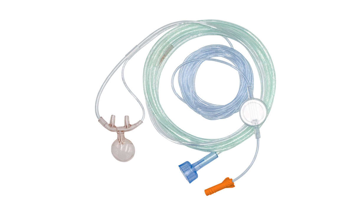 Medicinsk ilt næsekateter med slangetilslutninger på hvid baggrund.