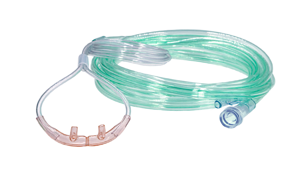 Ilægger grøn ilslange med næsebrille, brugt til at give ilt til patienter.