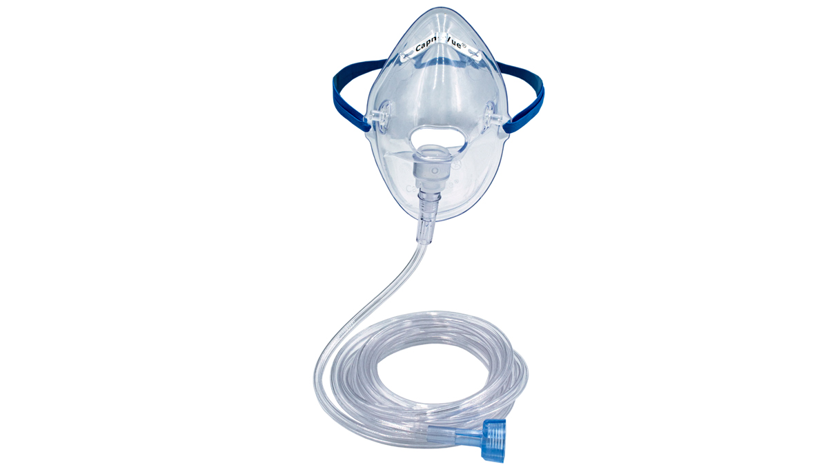 En gennemsigtig iltmaske med blå strop og tilsluttet klar slange til medicinsk brug.