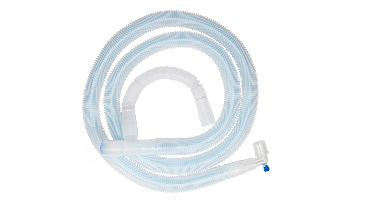 Medicinsk respiratorslange i klar, riflet plast med blå detalje mod hvid baggrund.