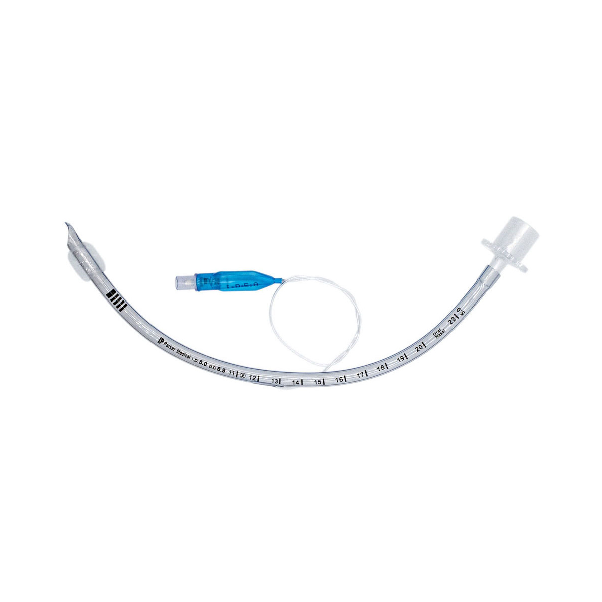 Et buerørformet medicinsk intubationstube med målestreger og blå ventil på hvid baggrund.