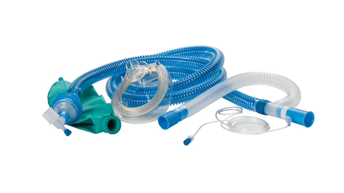 Anæstesislange med luftmaske og blå-grønne rør, brugt til medicinsk ventilation.