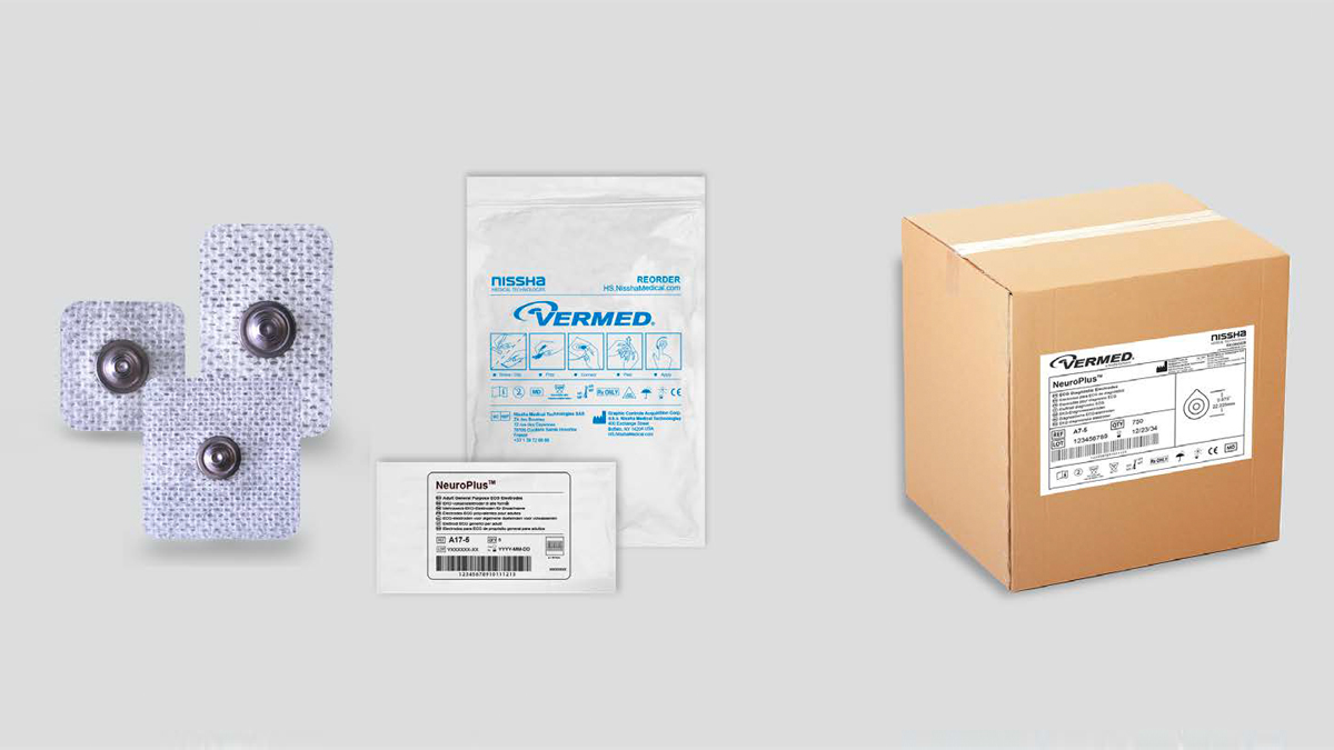 Tre engangselektroder, en pose, en pakke og en papkasse med Vermed-etiketter på grå baggrund.