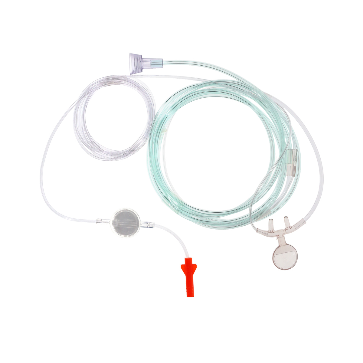 Medicinsk infusionssæt med slanger, filter og rød forbindelse, isoleret på hvid baggrund.