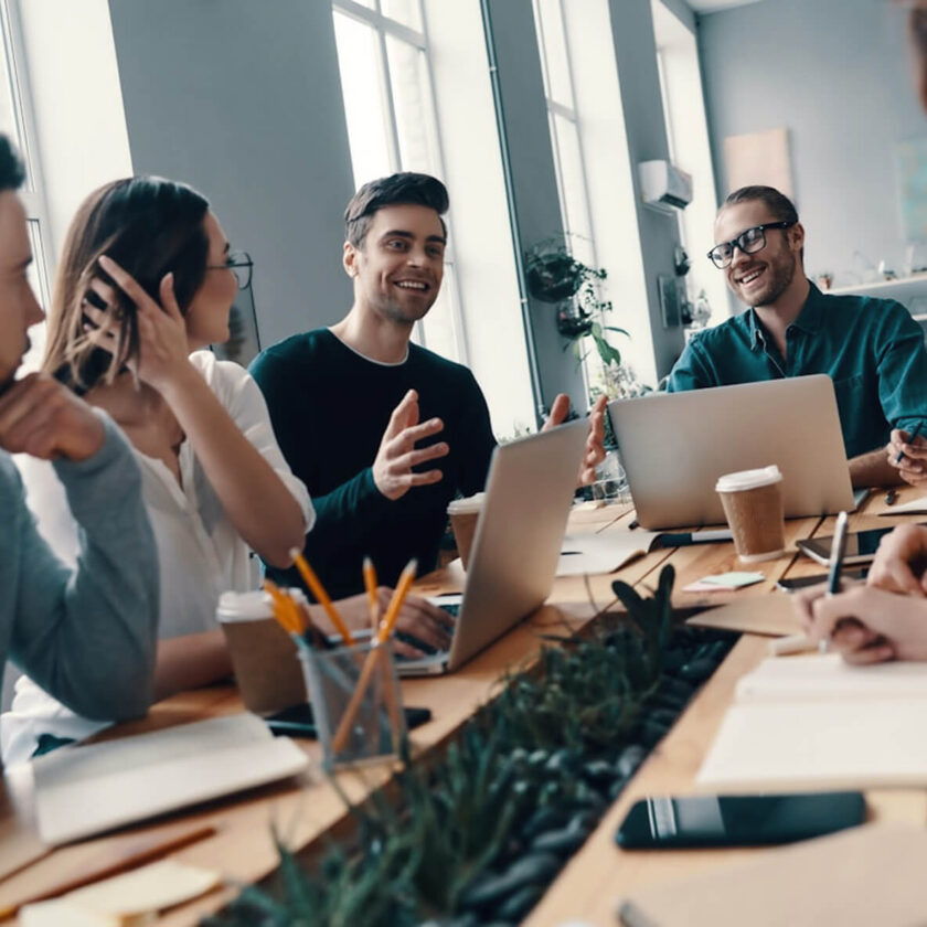 Gruppe-af-kolleger-har-en-hyggelig-møde