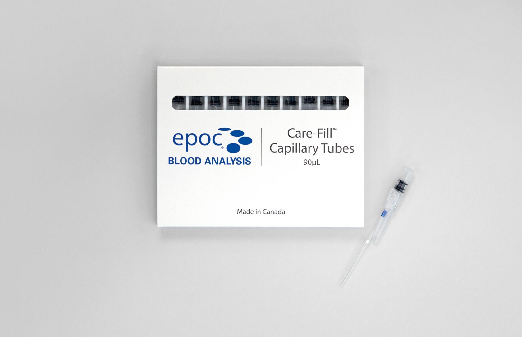 Hvid æske med teksten "epoc BLOOD ANALYSIS Care-Fill Capillary Tubes" og én kapillærrør ved siden af.