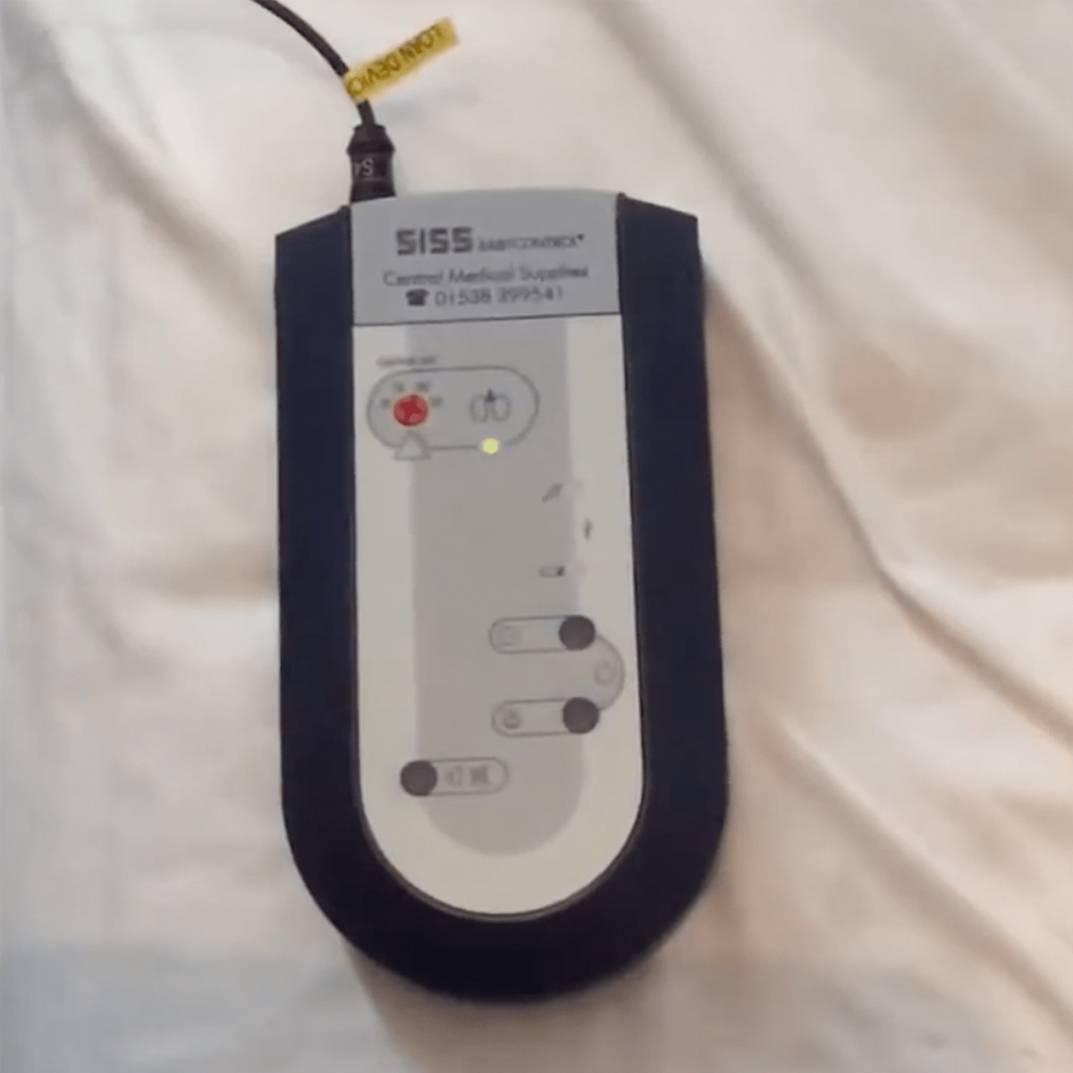 Sort elektronisk betjeningsenhed fra SISS SafeControl på en hvid baggrund.