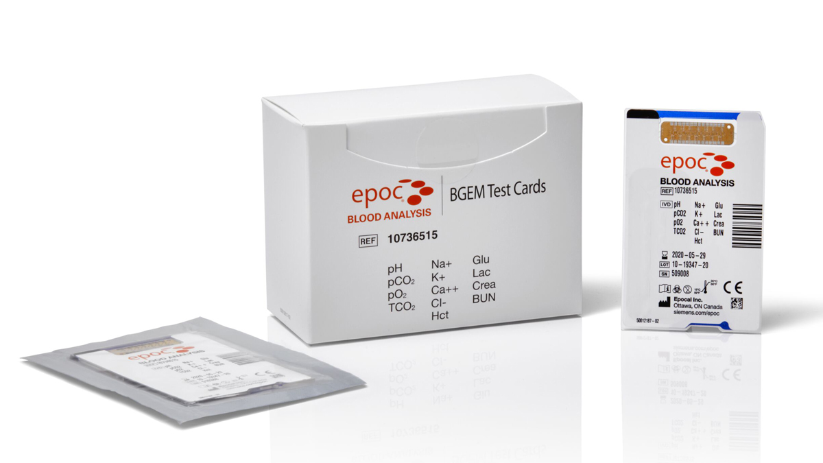 epoc BGEM blodprøvekort med emballage, testkort og en lukket pose på hvid baggrund.