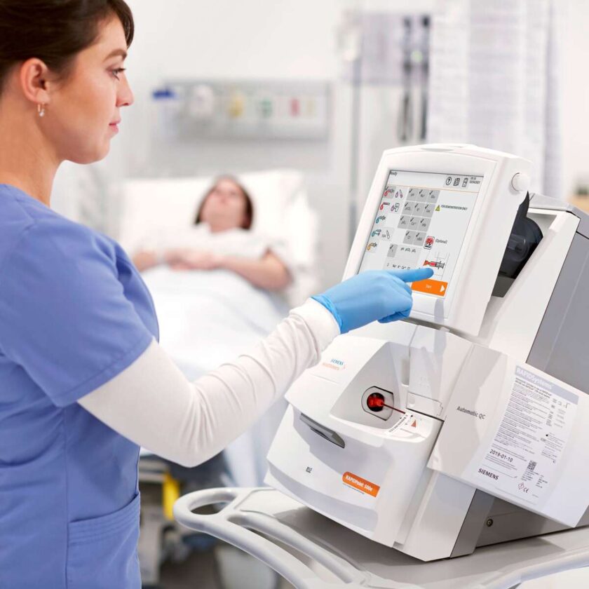 Sygeplejerske bruger Rapid500e til at analysere blodprøve på skadestue