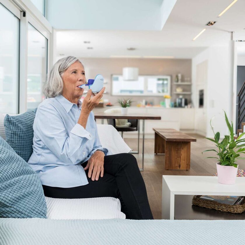 ældre-kvinde-bruger-VELOX-inhalationsapparatet