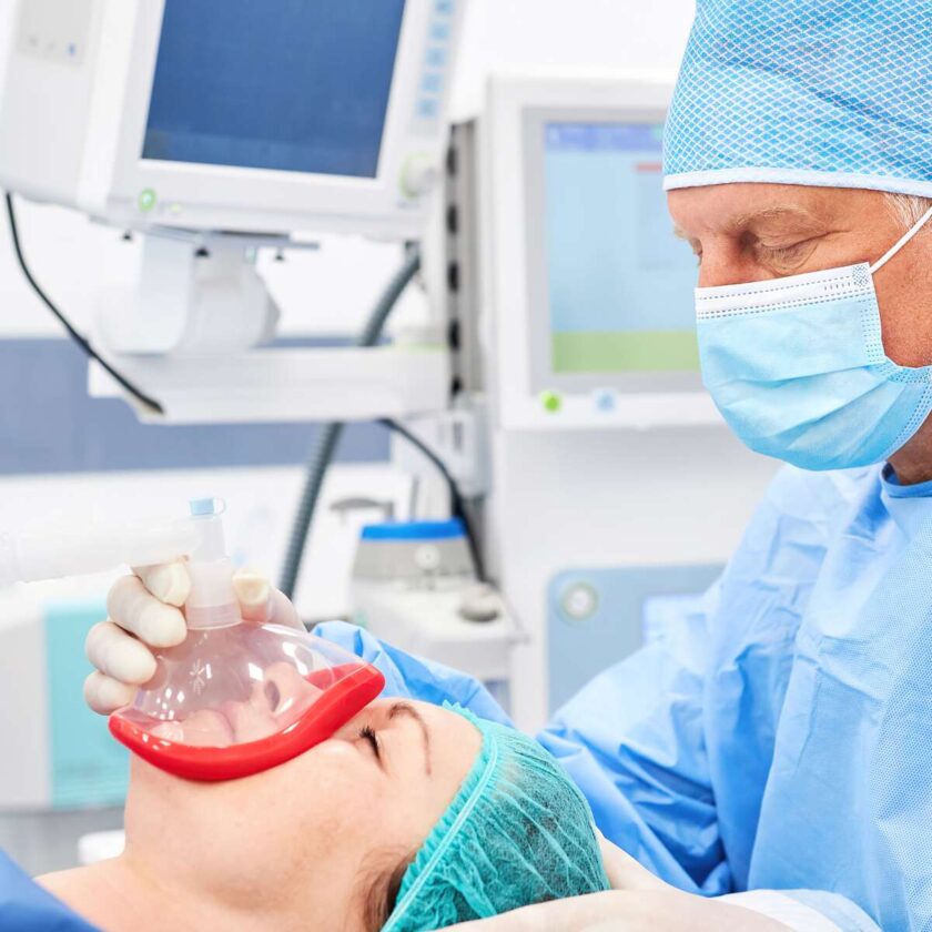 Patient, der sover med anæstesimaske og anæstesispecialist