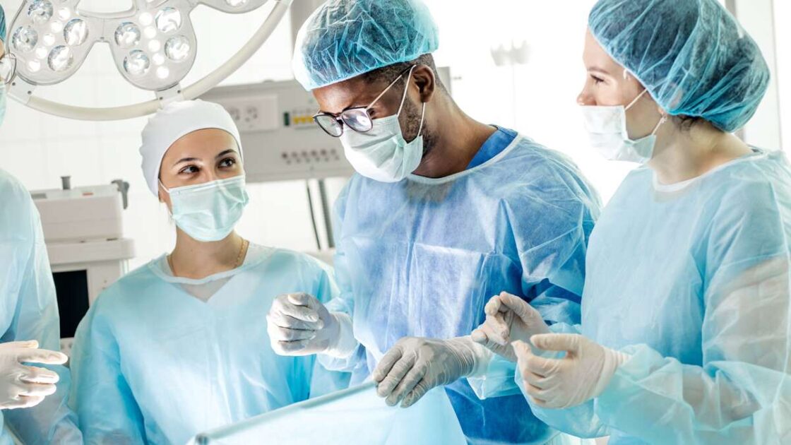 Anæstesisygeplejersker og læge operationsstue patient i anæstesi