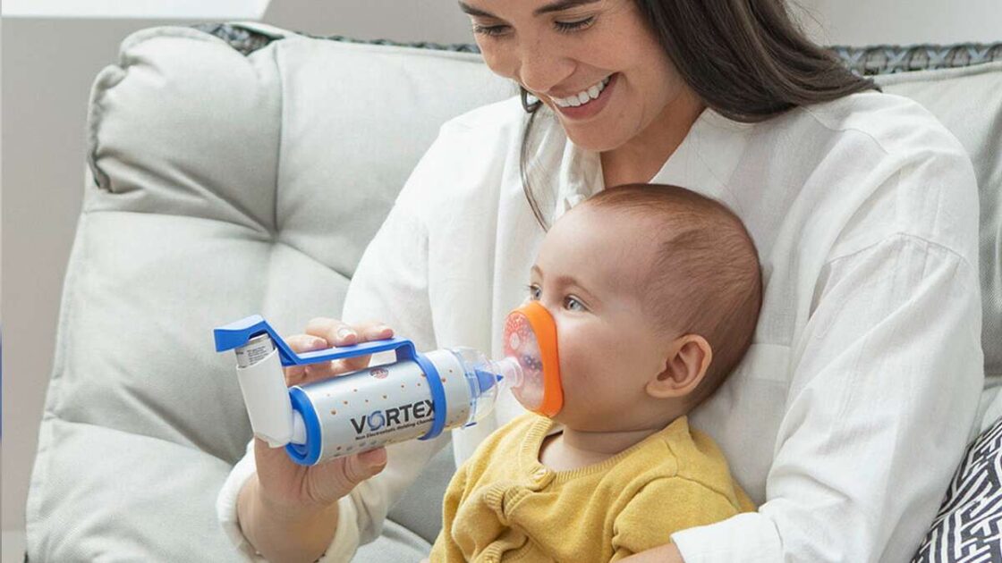 glad-barn-får-inhalationsbehandling-fra-mor