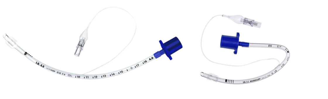To klare medicinske endotrakeale rør med blå stikforbindelser, buede og markeret med målelinjer.