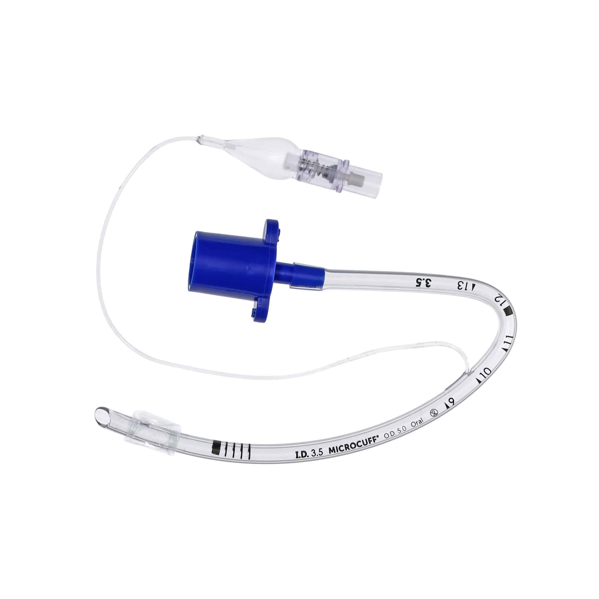 Klar endotrakealtube med blå stik og markeringer, mærket "MICROCUFF" og "I.D. 3.5" på en hvid baggrund.