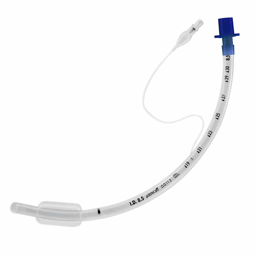 Et medicinsk endotrakealt rør med en blå forbindelse, målemarkeringer og en oppustelig manschet.