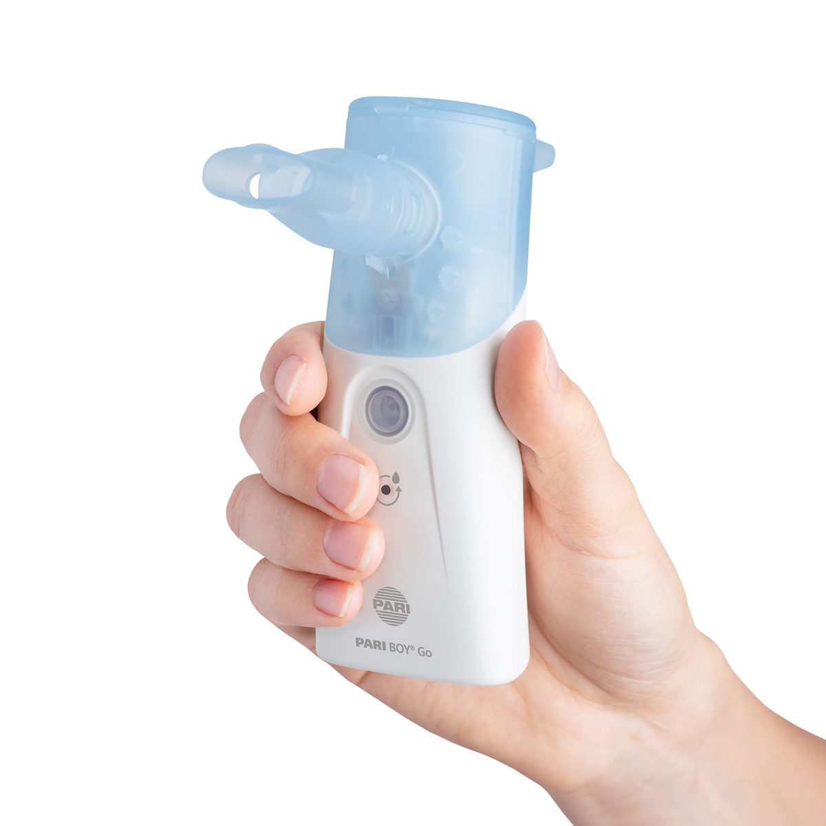 Hånd, der holder en bærbar nebulisator med et blåt mundstykke, mærket "PARI BOY Go" på en hvid baggrund.